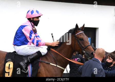 Han Solo Berger und George Wood nach dem Gewinn der Each Way Extra bei bet365 Handicap am zweiten Tag des Moet and Chandon July Festivals auf der Newmarket Racecourse. Stockfoto