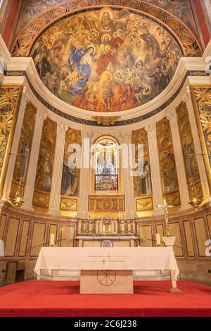 BARCELONA, SPANIEN - 3. MÄRZ 2020: Das moderne Gemälde der Herrlichkeit des Herzens Jesu und die Pfarrkirche Santuario Nuestra Senora del Sagrado Corazo Stockfoto