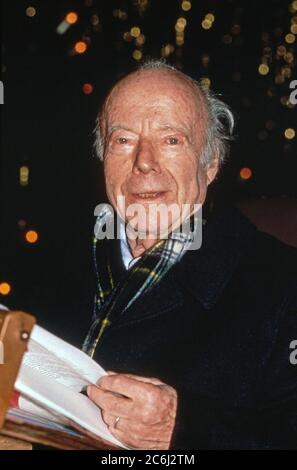 Heinz Rühmann, deutscher Schauspieler und Regisseur, liest die Weihnachtsgeschichte in einer Kirche in Hamburg, Deutschland 1989. Stockfoto