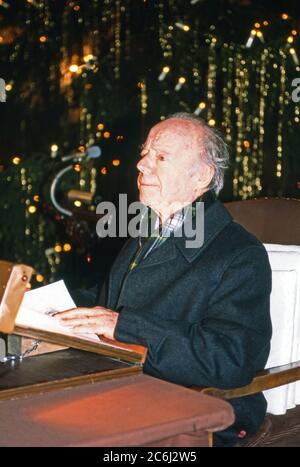 Heinz Rühmann, deutscher Schauspieler und Regisseur, liest die Weihnachtsgeschichte in einer Kirche in Hamburg, Deutschland 1989. Stockfoto