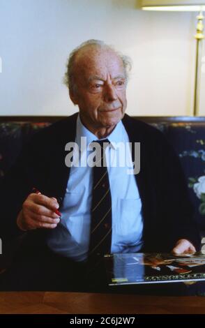 Heinz Rühmann, deutscher Schauspieler und Regisseur, im Hotelzimmer in Hamburg, Deutschland 1989. Stockfoto