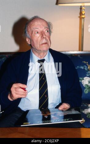 Heinz Rühmann, deutscher Schauspieler und Regisseur, im Hotelzimmer in Hamburg, Deutschland 1989. Stockfoto