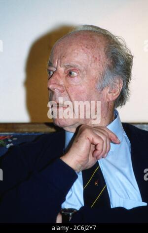 Heinz Rühmann, deutscher Schauspieler und Regisseur, im Hotelzimmer in Hamburg, Deutschland 1989. Stockfoto