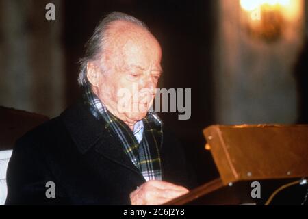 Heinz Rühmann, deutscher Schauspieler und Regisseur, liest die Weihnachtsgeschichte in einer Kirche in Hamburg, Deutschland 1989. Stockfoto