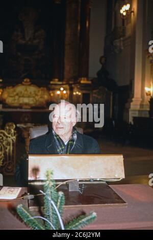 Heinz Rühmann, deutscher Schauspieler und Regisseur, liest die Weihnachtsgeschichte in einer Kirche in Hamburg, Deutschland 1989. Stockfoto