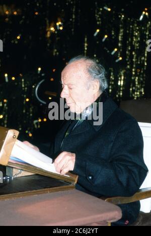 Heinz Rühmann, deutscher Schauspieler und Regisseur, liest die Weihnachtsgeschichte in einer Kirche in Hamburg, Deutschland 1989. Stockfoto