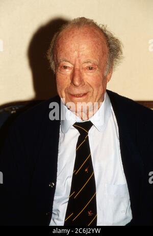 Heinz Rühmann, deutscher Schauspieler und Regisseur, im Hotelzimmer in Hamburg, Deutschland 1989. Stockfoto