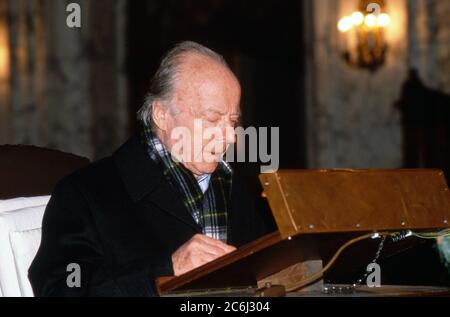 Heinz Rühmann, deutscher Schauspieler und Regisseur, liest die Weihnachtsgeschichte in einer Kirche in Hamburg, Deutschland 1989. Stockfoto