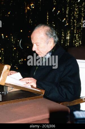 Heinz Rühmann, deutscher Schauspieler und Regisseur, liest die Weihnachtsgeschichte in einer Kirche in Hamburg, Deutschland 1989. Stockfoto