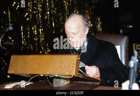 Heinz Rühmann, deutscher Schauspieler und Regisseur, liest die Weihnachtsgeschichte in einer Kirche in Hamburg, Deutschland 1989. Stockfoto