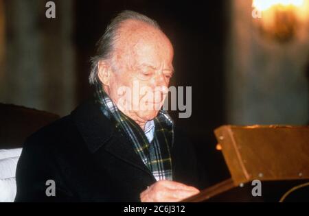 Heinz Rühmann, deutscher Schauspieler und Regisseur, liest die Weihnachtsgeschichte in einer Kirche in Hamburg, Deutschland 1989. Stockfoto