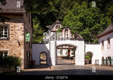 Das Tor des ehemaligen Klosters am Altenberger Dom in Odenthal, Kirche des ehemaligen Zisterzienserabttes Altenberg, Bergisches Land, Stockfoto