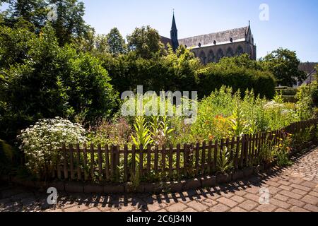 Bauernhof und Kräutergarten am Altenberger Dom in Odenthal, Bergisches Land, Nordrhein-Westfalen, Deutschland. Bau- und Krautergarten am Stockfoto