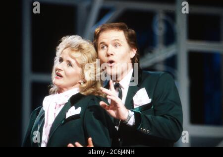 Heimatmelodie, volkstümliche Musiksendung aus den Herrenhäuser Gärten in Hannover, Deutschland 1990, Moderatorenpaar Pat und Paul Stockfoto