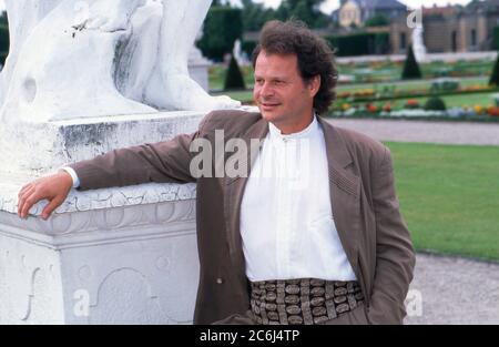 Heimatmelodie, volkstümliche Musiksendung aus den Herrenhäuser Gärten in Hannover, Deutschland 1990, Gaststar: Opernsänger Ludwig Baumann Stockfoto