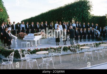Heimatmelodie, volkstümliche Musiksendung aus den Herrenhäusern Gärten in Hannover, Deutschland 1990, Gaststar: Mädchenchor Hannover Stockfoto