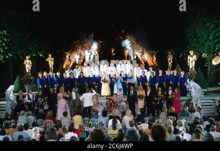 Heimatmelodie, musikalische Musiksendung aus den Herrenhäuser Gärten in Hannover, Deutschland 1990, Finale mit allen Gaststars Stockfoto