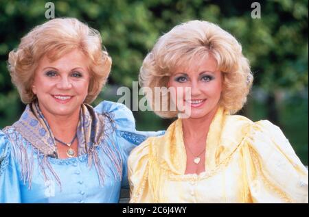 Heimatmelodie, volkstümliche Musiksendung aus den Herrenhäuser Gärten in Hannover, Deutschland 1990, Gaststar: Maria und Margot Hellwig Stockfoto