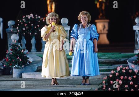 Heimatmelodie, volkstümliche Musiksendung aus den Herrenhäuser Gärten in Hannover, Deutschland 1990, Gaststar: Margot und Maria Hellwig Stockfoto