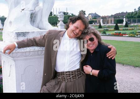 Heimatmelodie, volkstümliche Musiksendung aus den Herrenhäuser Gärten in Hannover, Deutschland 1990, Gaststar: Opernsänger Ludwig Baumann Stockfoto