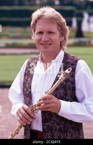 Heimatmelodie, volkstümliche Musiksendung aus den Herrenhäuser Gärten in Hannover, Deutschland 1990, Gaststar: Flötist Henry Arland Stockfoto