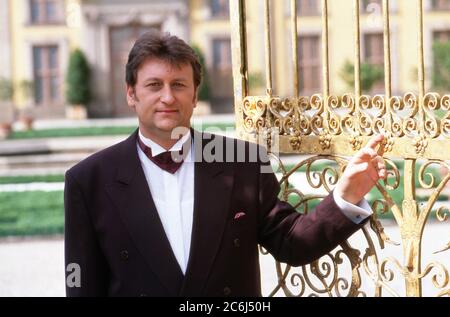 Heimatmelodie, volkstümliche Musiksendung aus den Herrenhäuser Gärten in Hannover, Deutschland 1990, Gaststar: Opernsänger Joachim Kraus Stockfoto