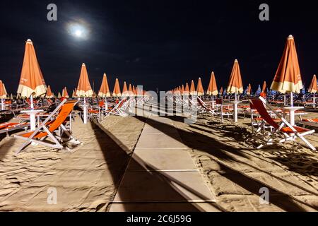 Ein einsamer Strand in Lido di Camaiore, einem von Italienern beliebten Badeort. Toskana, Italien Stockfoto