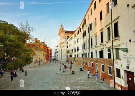 VENEDIG, ITALIEN - SEP 23, 2014: Blick auf den Platz Campo dei Gesuiti bei Sonnenuntergang und die Kirche Santa Maria Assunta, bekannt als I Gesuiti. Es befindet sich in t Stockfoto