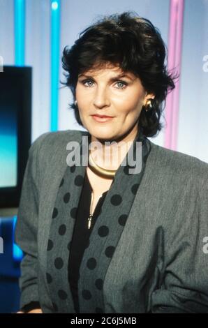 Sabine Elke Geisen, deutsche Fernsehmoderatorin, arbeitet im Studio für die Sendung 'Hessen heute' beim Hessischen Rundfunk in Frankfurt, Deutschland 1993. Stockfoto