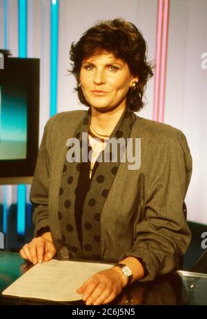 Sabine Elke Geisen, deutsche Fernsehmoderatorin, arbeitet im Studio für die Sendung 'Hessen heute' beim Hessischen Rundfunk in Frankfurt, Deutschland 1993. Stockfoto