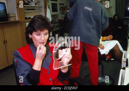 Sabine Elke Geisen, deutsche Fernsehmoderatorin, in der Garderobe beim Hessischen Rundfunk in Frankfurt, Deutschland 1993. Stockfoto