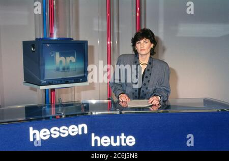 Sabine Elke Geisen, deutsche Fernsehmoderatorin, arbeitet im Studio für die Sendung 'Hessen heute' beim Hessischen Rundfunk in Frankfurt, Deutschland 1993. Stockfoto