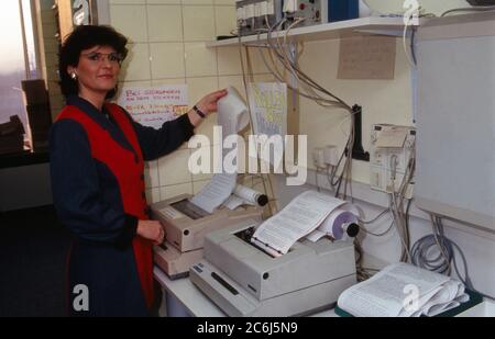 Sabine Elke Geisen, deutsche Fernsehmoderatorin, arbeitet in der Redaktion mit für die Sendung 'Hessen heute' beim Hessischen Rundfunk in Frankfurt, Deutschland 1993. Stockfoto