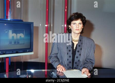 Sabine Elke Geisen, deutsche Fernsehmoderatorin, arbeitet im Studio für die Sendung 'Hessen heute' beim Hessischen Rundfunk in Frankfurt, Deutschland 1993. Stockfoto