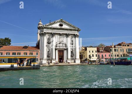 VENEDIG, ITALIEN - 24. SEPTEMBER 2014: Blick auf die Küste von Venedig und die Fassade der Kirche Gesuati. Touristen aus aller Welt genießen die historische Stadt Venezia Stockfoto