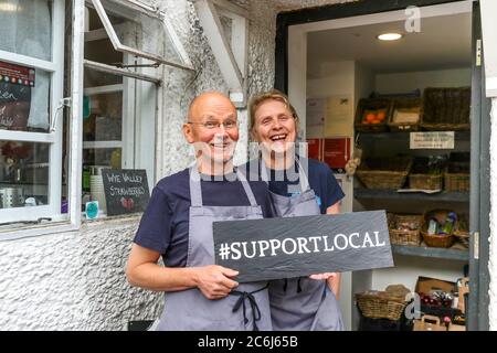 John & Diana im Pantry. Kleiner lokaler Laden, der lokale Käsesorten, Cinderhill Farm-Produkte und frisches Obst und Gemüse verkauft. Stockfoto