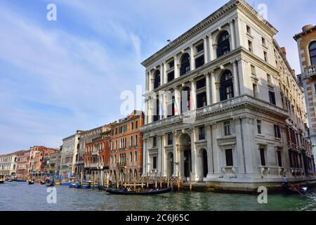 VENEDIG, ITALIEN - 24. SEPTEMBER 2014: Blick auf den Canal Grande in Venedig bei Sonnenuntergang. Der Canal Grande ist der größte Kanal in Venedig, Italien. Stockfoto