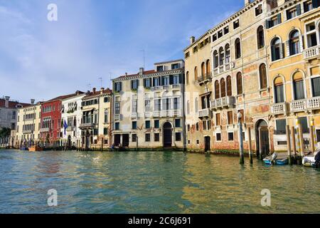 VENEDIG, ITALIEN - 24. SEPTEMBER 2014: Blick auf den Canale Grande in Venedig bei Sonnenuntergang. Der Canal Grande ist der größte Kanal in Venedig, Italien. Stockfoto