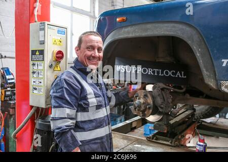 Darren Wasley - Auto Mechaniker und Garage Besitzer. Kleines Unternehmen in St. Briavels, Forest of Dean, Gloucestershire. Stockfoto