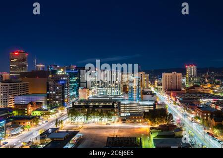 Adelaide, South Australia - 5. Juni 2020: Skyline von Adelaide CBD bei Nacht beleuchtet, Blick Richtung Osten Stockfoto