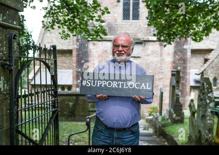 David Rees - zum Gemeindeminister der Kirche der Jungfrau Maria, St. Briavels, geweiht. Ordinierte Kommunalminister werden aus der Gemeinschaft, der sie dienen, gezogen. Stockfoto