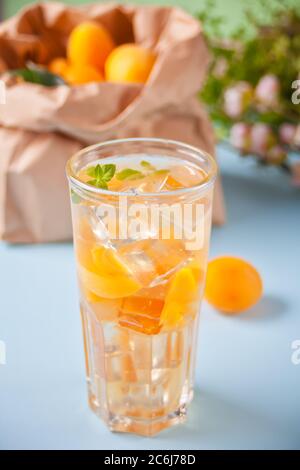 Sommer kalte Getränke hausgemachter Aprikosenlimonade-Eistee mit Eiswürfeln und Minze. Stockfoto