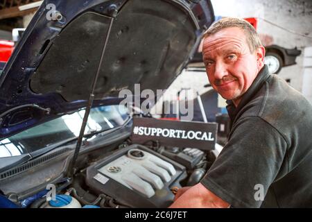 Darren Wasley - Auto Mechaniker und Garage Besitzer. Kleines Unternehmen in St. Briavels, Forest of Dean, Gloucestershire. Stockfoto