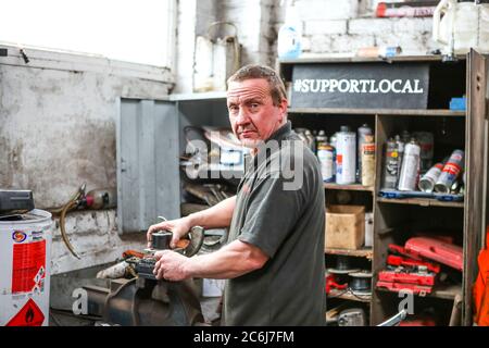 Darren Wasley - Auto Mechaniker und Garage Besitzer. Kleines Unternehmen in St. Briavels, Forest of Dean, Gloucestershire. Stockfoto