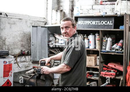 Darren Wasley - Auto Mechaniker und Garage Besitzer. Kleines Unternehmen in St. Briavels, Forest of Dean, Gloucestershire. Stockfoto