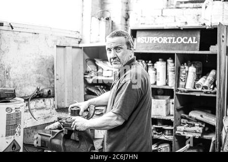 Darren Wasley - Auto Mechaniker und Garage Besitzer. Kleines Unternehmen in St. Briavels, Forest of Dean, Gloucestershire. Stockfoto