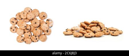 Haufen von trockenen Cookies aus verschiedenen Winkeln isoliert auf weißem Hintergrund. Knusprige Flocken/Müsli mit Schokolade Stockfoto