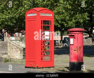 Altmodischer Telefonkasten und Säulenkasten zusammen Stockfoto