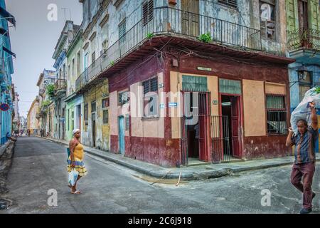 Havanna, Kuba, Juli 2019, urbane Szene bei einem Lebensmittelgeschäft an der Ecke Calle Muralla & Cuba im ältesten Teil der Stadt Stockfoto