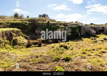 Panoramablick auf das Zentralgebiet in der archaeologischen Zone von Akrai in Palazzolo Acreide, Sizilien, Italien. Stockfoto